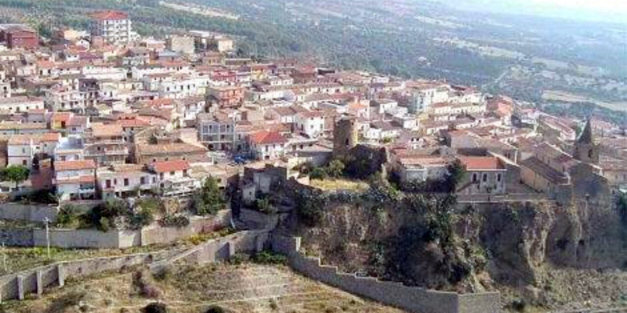 Villapiana, 86enne muore in casa: la sorella 90enne cade nel tentativo di aiutarlo e lo veglia per giorni