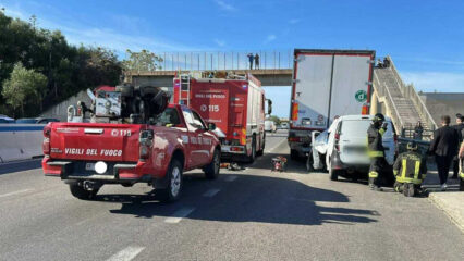 Monopoli, furgone si schianta contro un camion in sosta: muore conducente di 48 anni