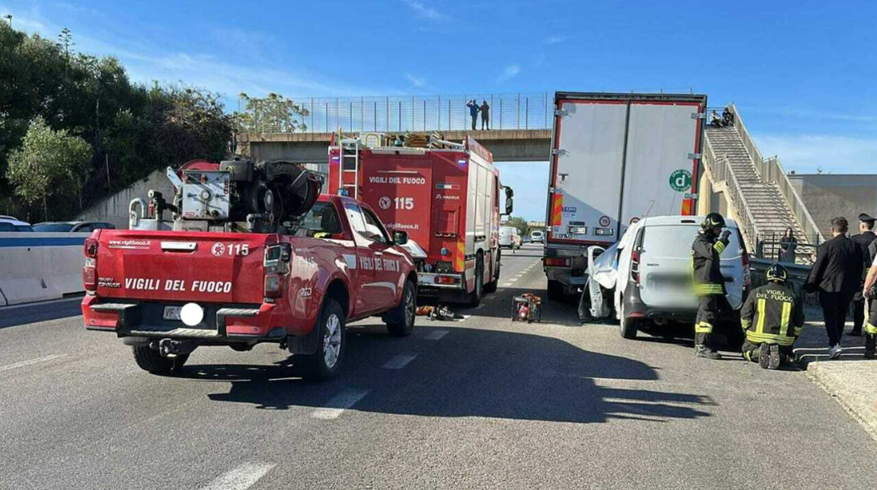 Monopoli, furgone si schianta contro un camion in sosta: muore conducente di 48 anni
