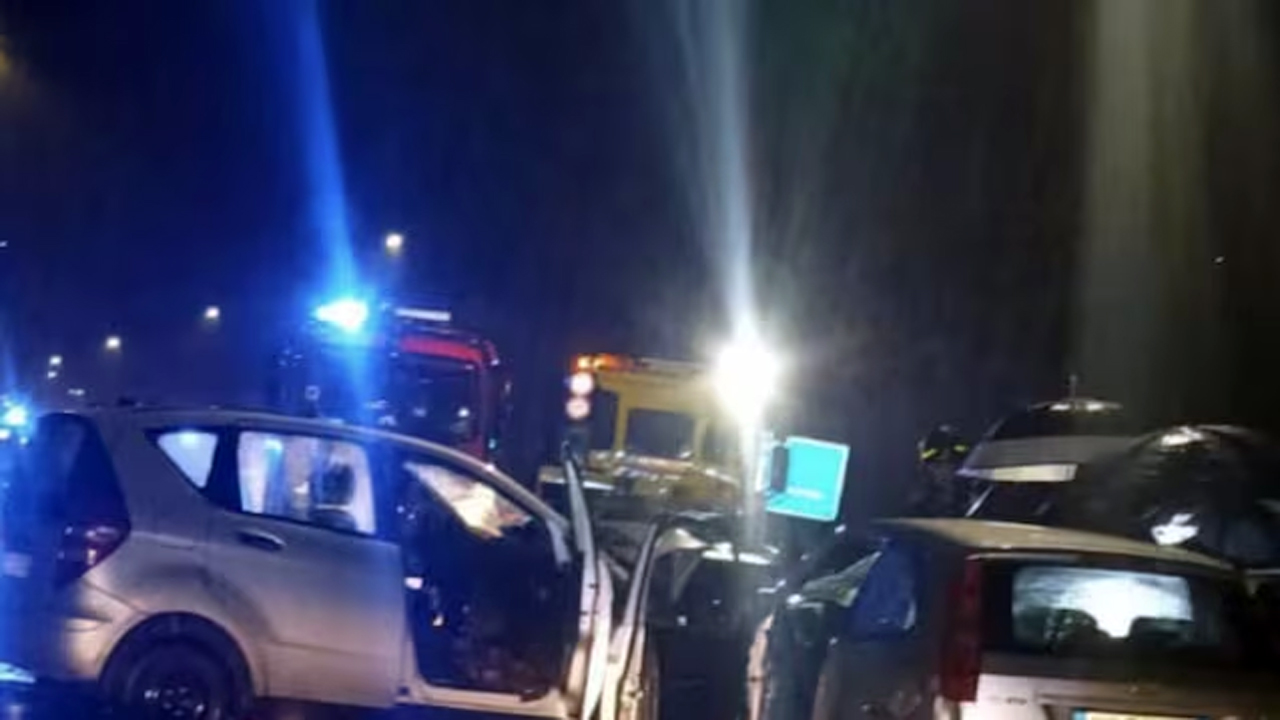 Anagni, scontro frontale sulla SR155 tra due auto: un morto e tre feriti in codice rosso