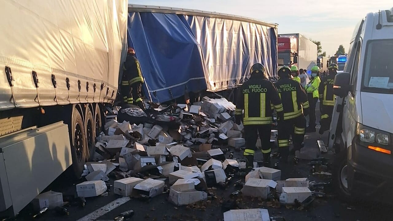 Autostrada A4: incidente mortale tra Noventa e Cessalto, coinvolti tre tir, Un morto