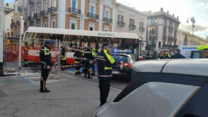 Bari: monopattino travolto da un bus Amtab, muore un uomo