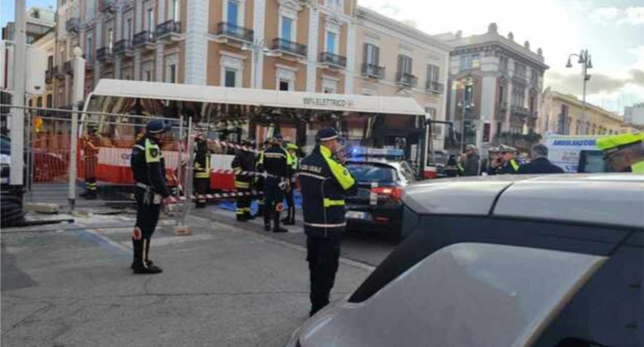 Bari: monopattino travolto da un bus Amtab, muore un uomo