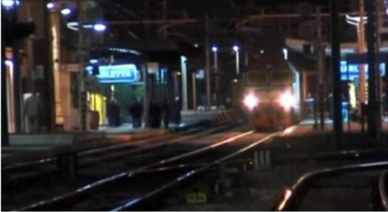 Barletta, donna travolta e uccisa da un treno in corsa: circolazione in tilt e ritardi fino a due ore e mezza