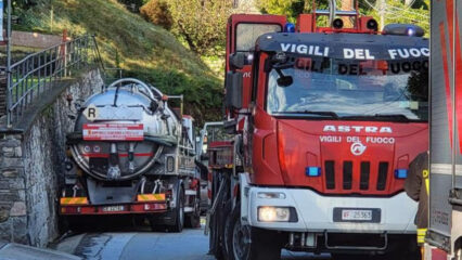 Camion lo schiaccia contro il muro durante lo spurgo: operaio di 48 anni muore a Baveno