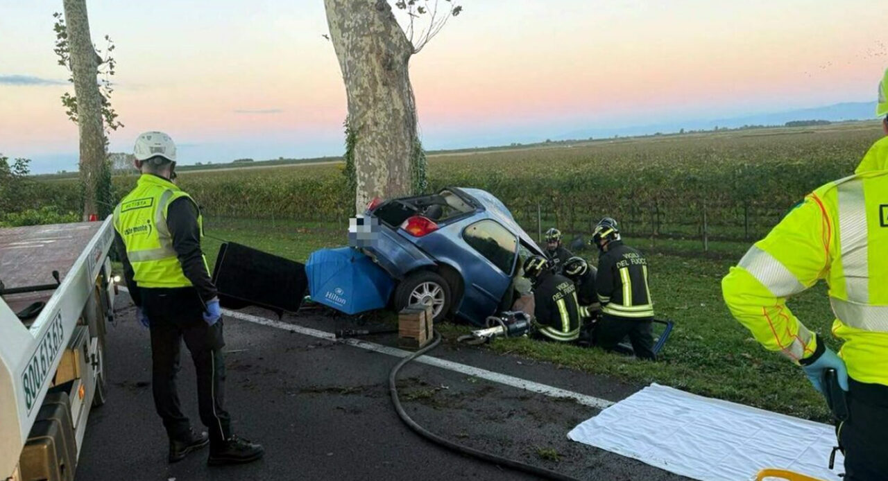 Tragedia all’alba lungo la Jesolana: auto esce di strada e si schianta contro un platano