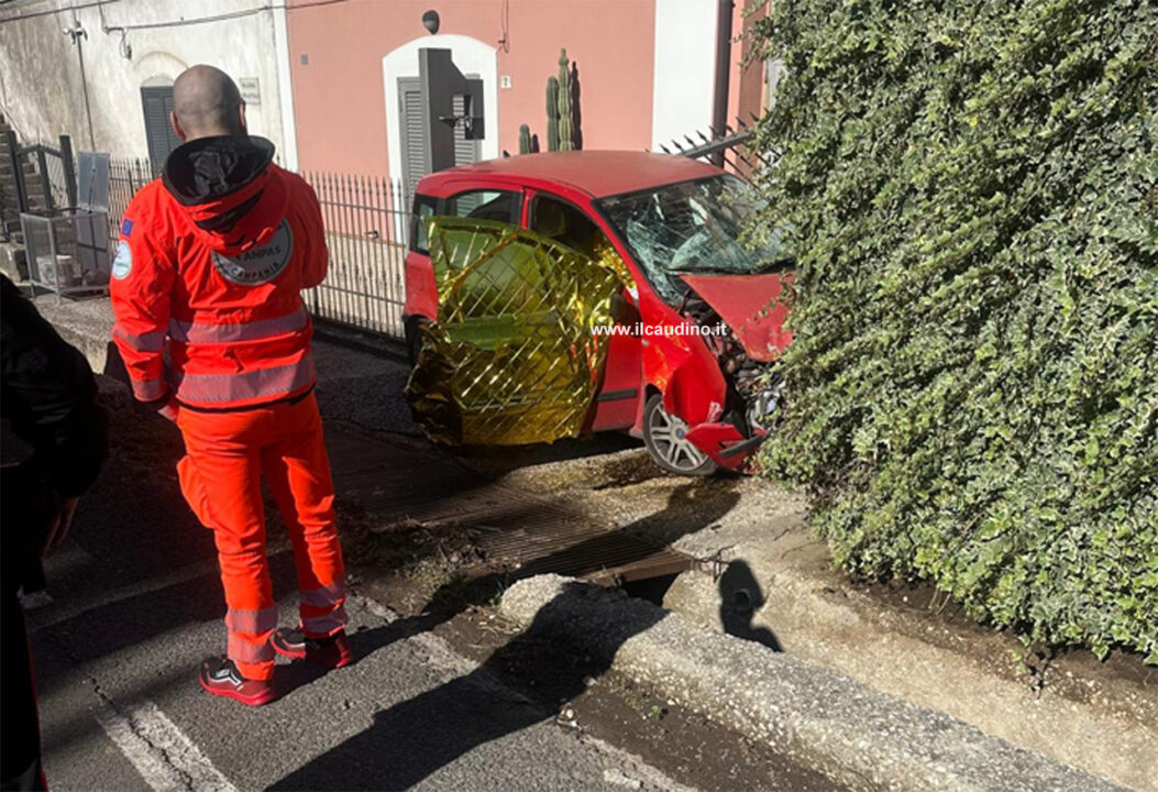 Sannio: tragedia sulla statale Appia a Forchia. Auto contro un cancello, muore automobilista