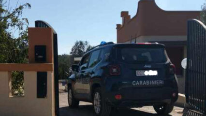 Travolto dal suo stesso trattore dopo una caduta: muore pensionato di 67 anni