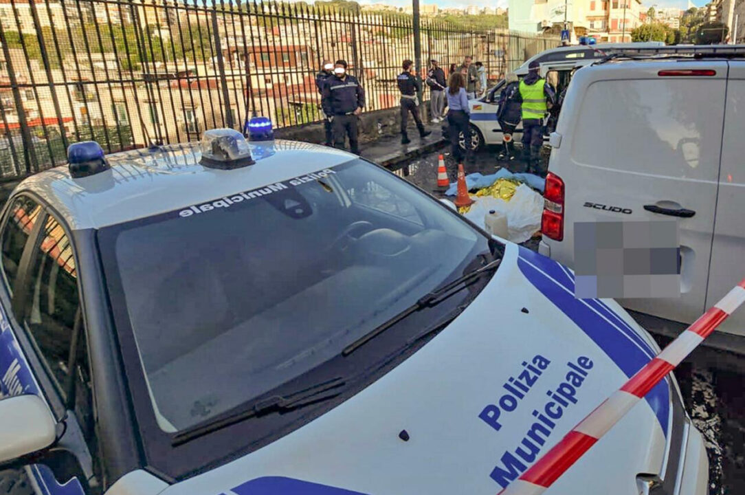 Napoli: travolto prima da uno scooter e poi da un furgone, pedone muore a 58 anni