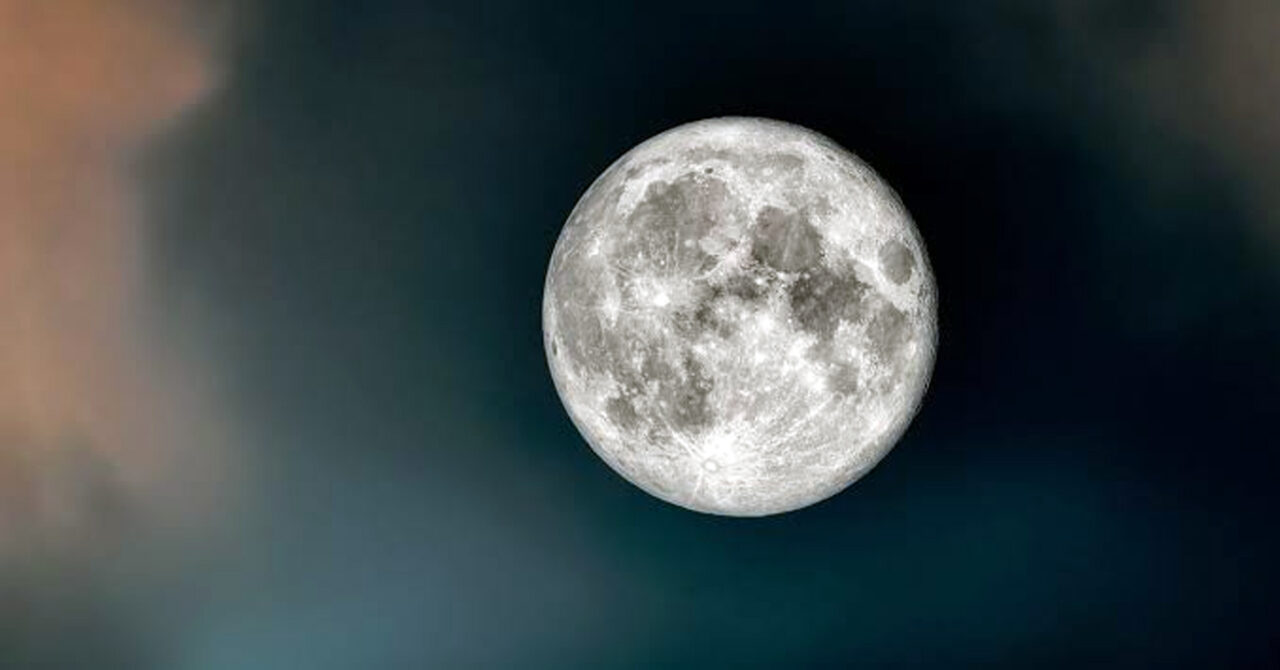 Arriva la Luna del Cacciatore: la storia e come osservare il plenilunio d’autunno