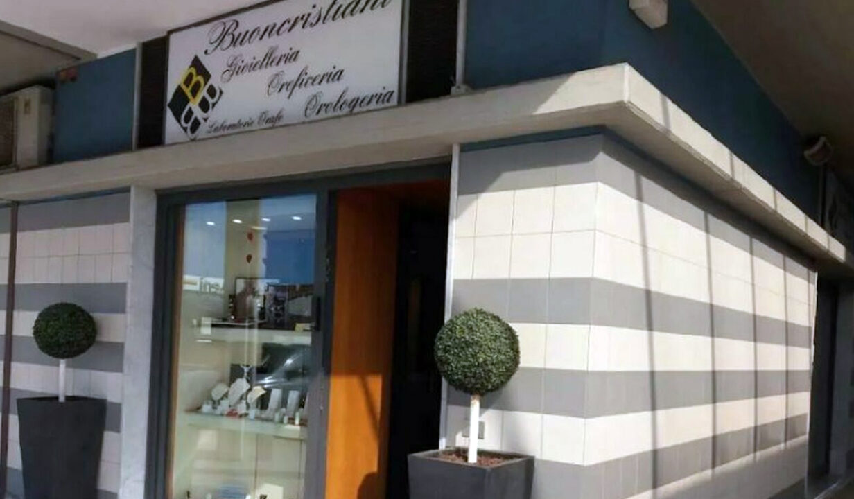 Avenza: rapina in gioielleria, il titolare 74enne Giovanni Buoncristiani colpito a sprangate
