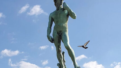 Allarme bomba a Firenze, bombola di gas trovata sotto la statua del David in piazzale Michelangelo