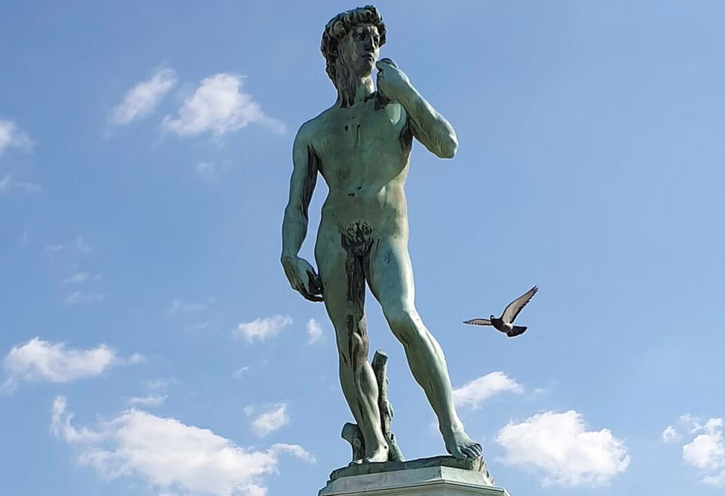 Allarme bomba a Firenze, bombola di gas trovata sotto la statua del David in piazzale Michelangelo