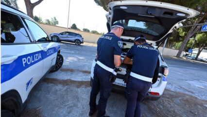 Roma: scontro tra un'auto e due moto in via di Boccea. Muore centauro di 33 anni