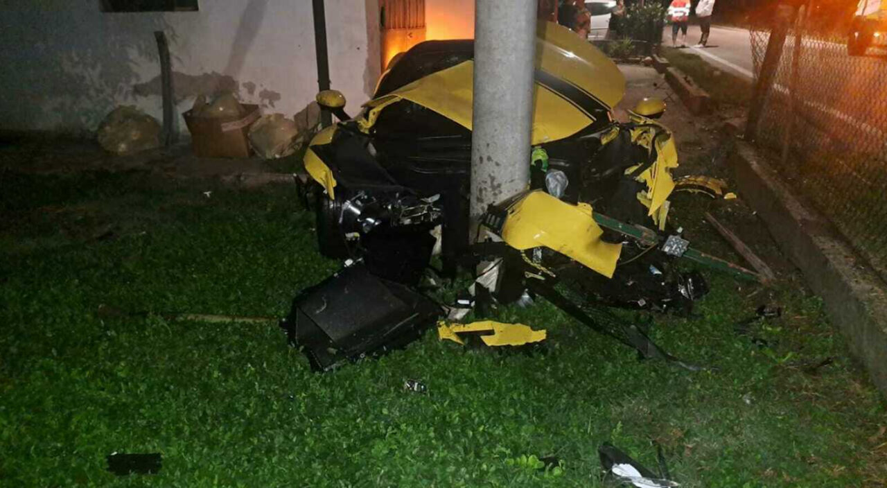 Carmignano di Sant’Urbano: perde il controllo della Ferrari e finisce contro un palo.