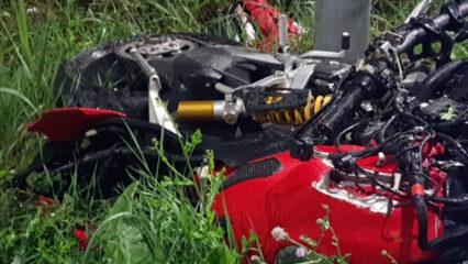 Rimini: centauro urta il cordolo e si schianta sulla rotonda. Morto il motociclista