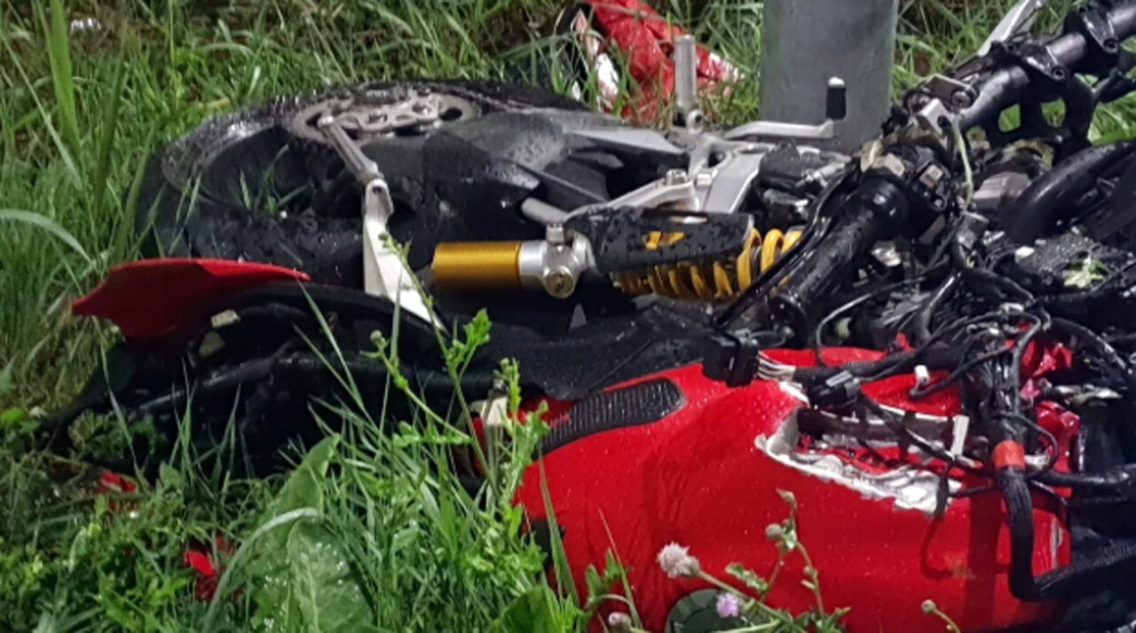 Rimini: centauro urta il cordolo e si schianta sulla rotonda. Morto il motociclista