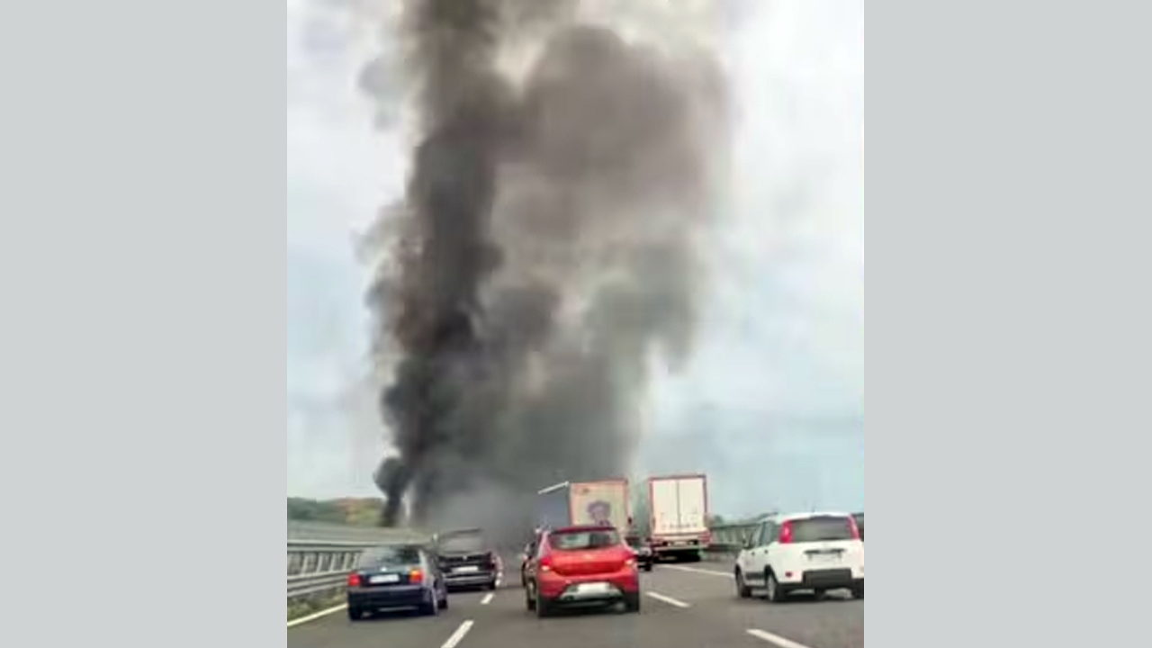 Sicignano degli Alburni: autoarticolato in A2 precipita dal ponte e prende fiamme, morto il conducente