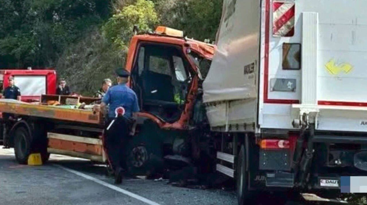 Frontale tra carroattrezzi e camion sulla SS 728 tra Perugia e Umbertide: morto un 54enne